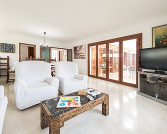 ELIANTO - Wonderful beach house near the sea with several furnished terraces perfect to en - Can Picafort - Wohnzimmer