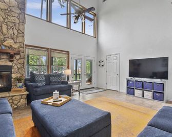 Waterfront Home on South End of Lake Sam Rayburn in Westwood Subdivision - Jasper - Living room