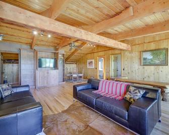 Spacious Pinedale Home w/ Mountain Range View - Pinedale - Wohnzimmer