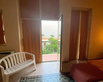 GR B&B - Alì Terme - Wohnzimmer