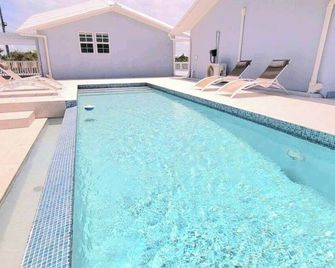Charming Waterfront cottage in peaceful with WiFi, AC - Providenciales - Piscina