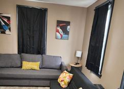 Modern Home 7 Min from Casino - Norwich - Living room