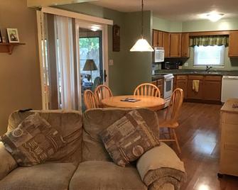 2 Bedroom home with fenced yard. - Fishers