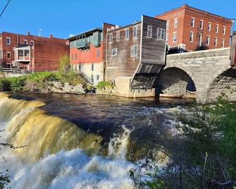 Downtown Middlebury Waterfall Studio Apartment - Middlebury