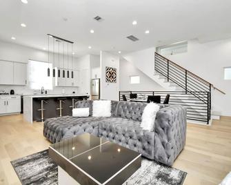 BlissHaven Luxe & Spacious in Downtown Houston with Soaking Tub ,Rooftop and free Parking - Houston - Stue