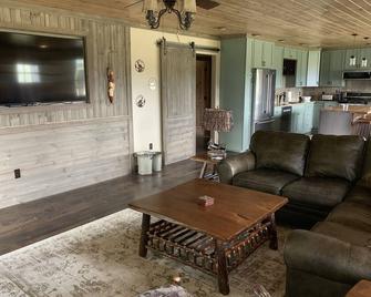 Ennis, MT: Conveniently located vacation cabin - Ennis - Living room