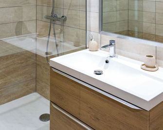 Holiday Home A Suara-2 by Interhome - Ghisonaccia - Badkamer