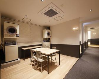 White Hostel Shinsaibashi - Osaka - Comedor