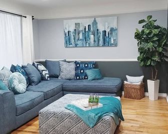 Beautiful family home w/King bed, Pool tbl, Basement - Eastpointe - Living room