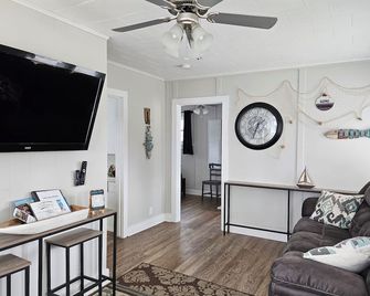 Lakeview Bliss: Shawano Getaway - Short walk to public beach and park - Shawano - Living room