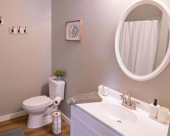 Peaceful Home in Heart of Oshkosh - Oshkosh - Bathroom