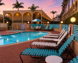 Kings Inn Anaheim at The Park & Convention Center - אנהיים - בריכה