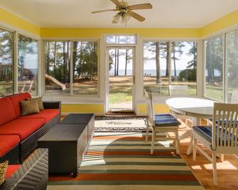 Beachfront Estate on the Chesapeake Bay, Private Beach & 30-Mile View - Reedville - Sala de estar