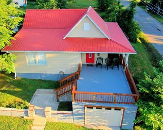 The Corner Cottage (+Patio, Fire Pit & Grill) - Mammoth Spring - Building