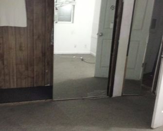 Peaceful A-bedroom mobile home with AC in Columbus - Columbus - Flur