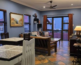 Crooked Tree Cottage - דורבן - סלון