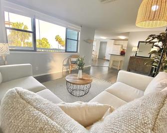 Steps To The Beach! Kayaks! Minutes To Weeki Wachee. - Pine Island - Living room