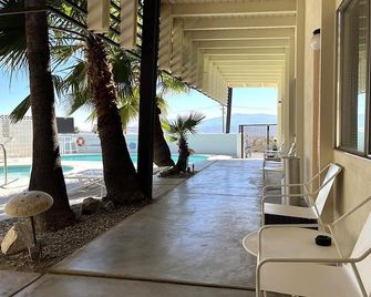 The Getaway 1BR #4: Pool, Mountain View, Kids/Pets welcome - Desert Hot Springs - Balcony