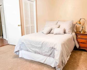 Pet-friendly Home between Hoover, Tuscaloosa, Bham - close to Met, GOLF, UA - Bessemer