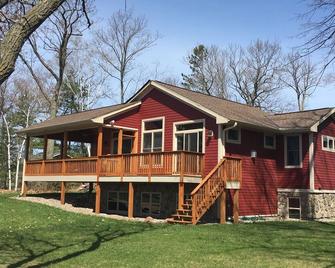 Perfect Family Vacation Spot - Cabin on Balsam Lake - Balsam Lake - Building