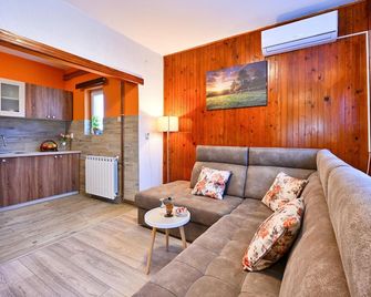 2 Bedroom Stunning Home In Gudovac - Bjelovar - Living room