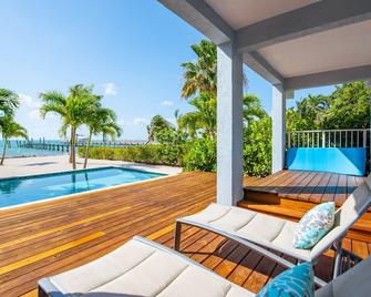 Anchors Aweigh: Stunning Oceanfront Views, Dockage, Private Pool, Tiki Hut, Spacious & Dog-Friendly! - Summerland Key - Pool