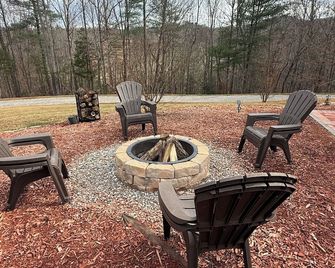 The Fire Cabin sets in the heart of the beautiful Moravian Falls - Moravian Falls - Patio
