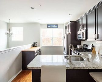 In the heart of Conshy, close to hwy & rails. Biking trail & close to Philly. - Conshohocken - Kitchen