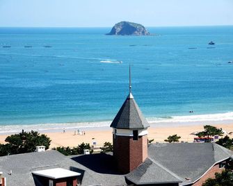 Qingdao Oceanside Hotel & Resort - Qingdao - Beach