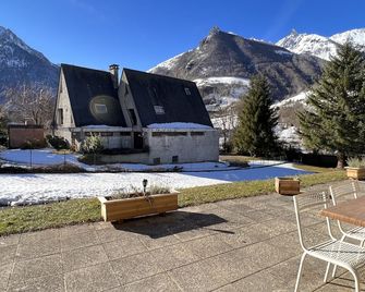T2 ensoleillé. Terrasse et vaste jardin commun - Cauterets - Piscina