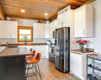Family-Friendly Seward Home with Sauna and Pool! - Seward - Cocina
