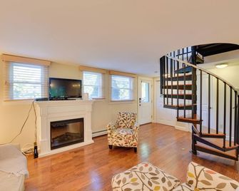 Provincetown Condo Half Mi to Historic District! - Provincetown - Living room