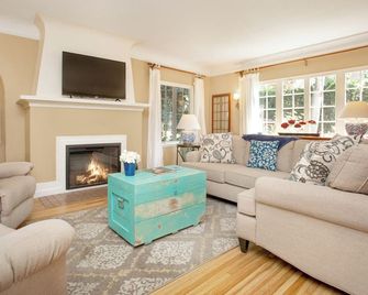 2 Blocks from Whitman College, Walkable 4BR Storybook Home - Walla Walla - Living room