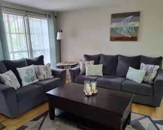 Comfortable, Sunny, Quiet Neighborhood - Port Richey - Living room