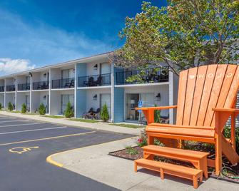 Howard Johnson by Wyndham Mystic - Mystic - Building
