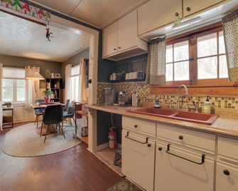 Family-Friendly Cabin Walk to Lake Acces - Prudenville - Kitchen