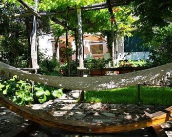 Cozy cottage surrounded by a typical Capri garden. 10 min from the Blue Grotto. - Anacapri - Innenhof