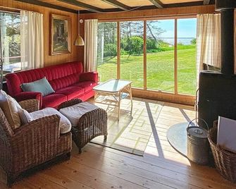 Seaside Holiday Home with Terrace near Limfjord - Vinderup - Huiskamer