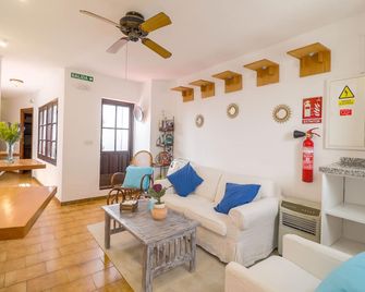 Pensión Sevillano - נרחה - סלון