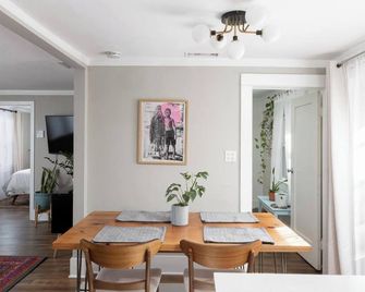 Cozy Cali Bungalow w/Tesla Charger in central, eclectic neighborhood - San Diego - Dining room