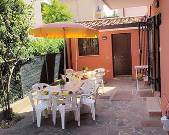 Apartment with garden, by the sea, beach included - Rímini - Patio