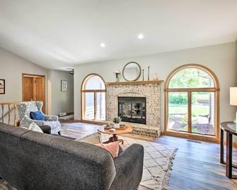 Family Home with Deck, Yard, Dock on Rock River - Janesville - Living room