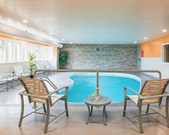 Coastal Inn Moncton/ Dieppe - Dieppe - Pool