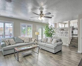 4 Br Home Near Hafb, Restaurants, And Snowbasin! - Layton - Living room