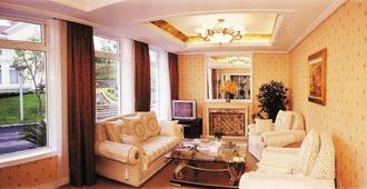 Yichang Guobin Garden Hotel - Yichang - Living room