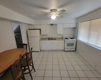 Nice private unit in duplex home. - Westland - Kitchen