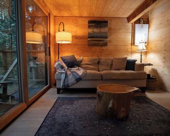 Spring Fling at The Love Shack! - Gibsons - Wohnzimmer