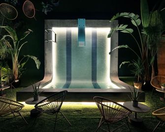 Chic & Basic Gravity - Oporto - Piscina