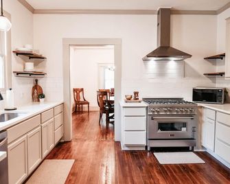 Charming cottage in the heart of historic downtown Victoria! - Victoria - Kitchen