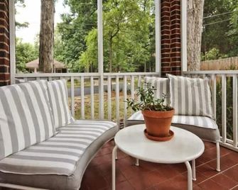 The Home Collection: Historic Step-Free 2br, Pet Friendly & Close to Atrium Cmc - Charlotte - Balkon